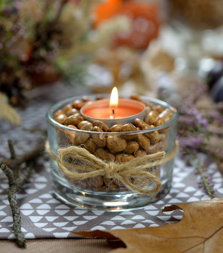 Bordsdekoration för höstens hemlagade-glas-värmeljus-bönor-jutesnöre