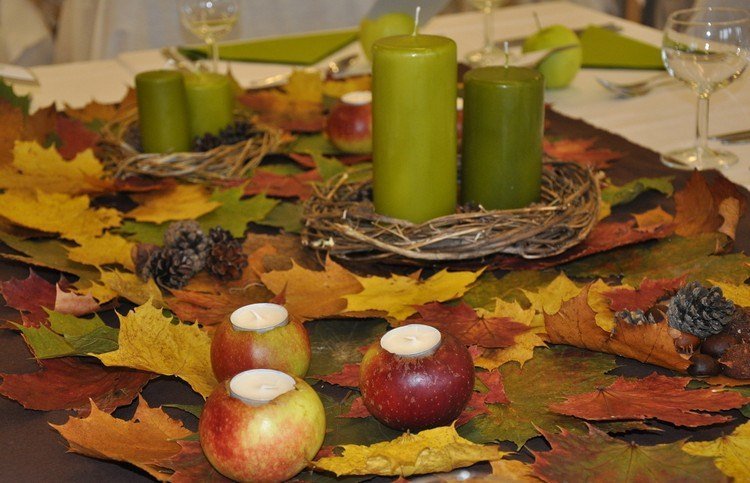 bordsdekoration-höst-idé-gör-själv-höstlöv-äpplen-värmeljushållare