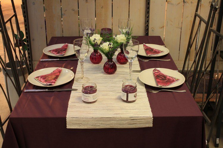 bordsdekoration-höst-idéer-mörk-röd-bordsduk-bordslöpare-röda-glas-vaser