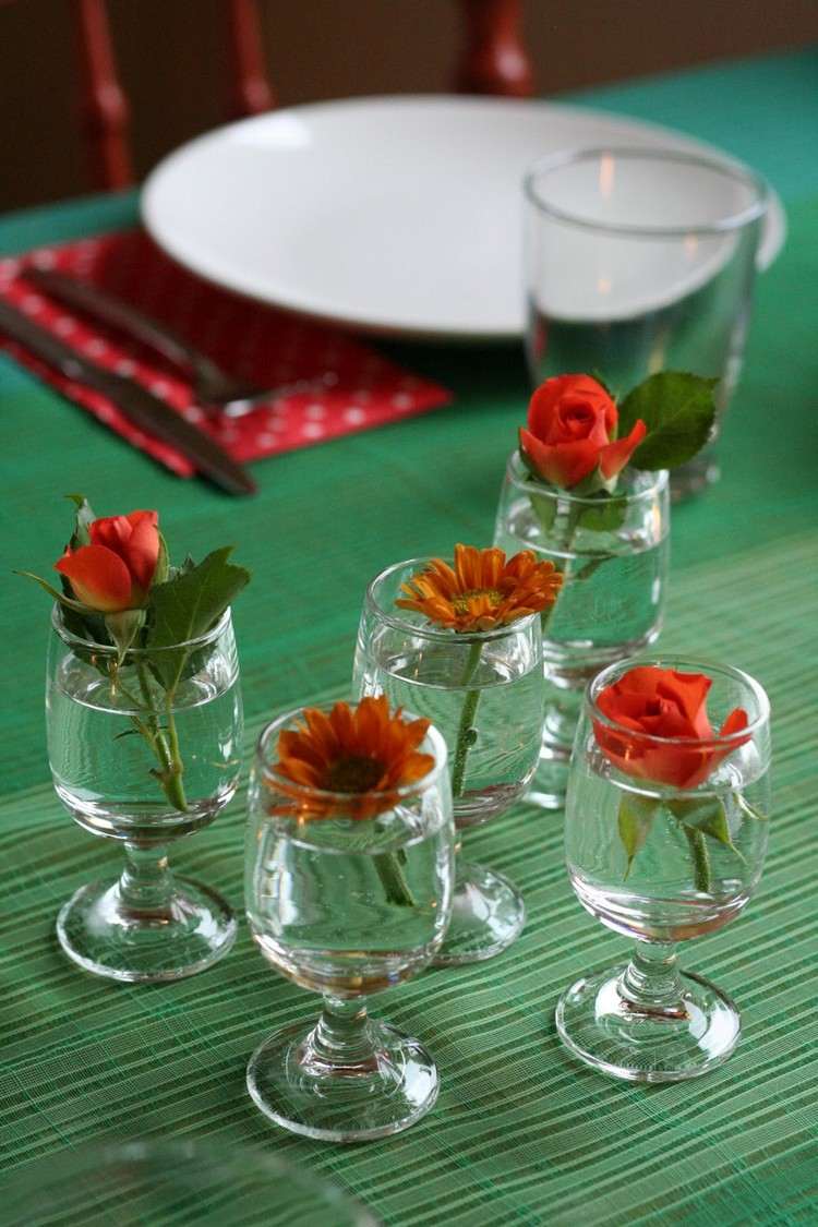 bordsdekoration-höst-hemlagad-idéer-apelsin-blommor-vatten-glasögon