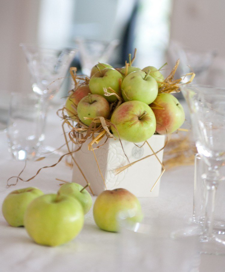 bordsdekoration-höst-hemlagad-arrangemang-grönt-äpple-vitt-keramiskt-vas