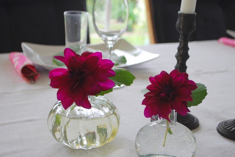 bordsdekoration-höst-hemlagad-dahlior-glas-vaser