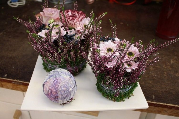 bordsdekoration-höst-hemlagad-blomsterarrangemang-ljung-tråd-rosa-blommor