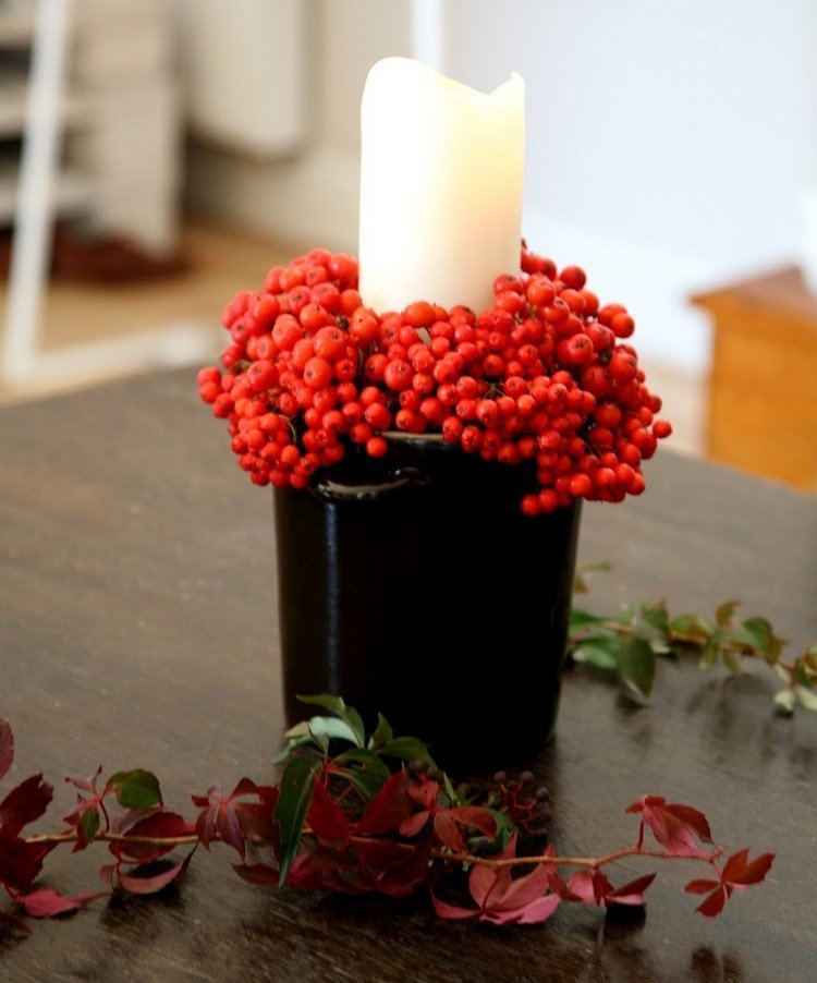 bordsdekoration-höst-hemlagad-bär-krans-röd-svart-blomma-kruka-vit-pelare-ljus