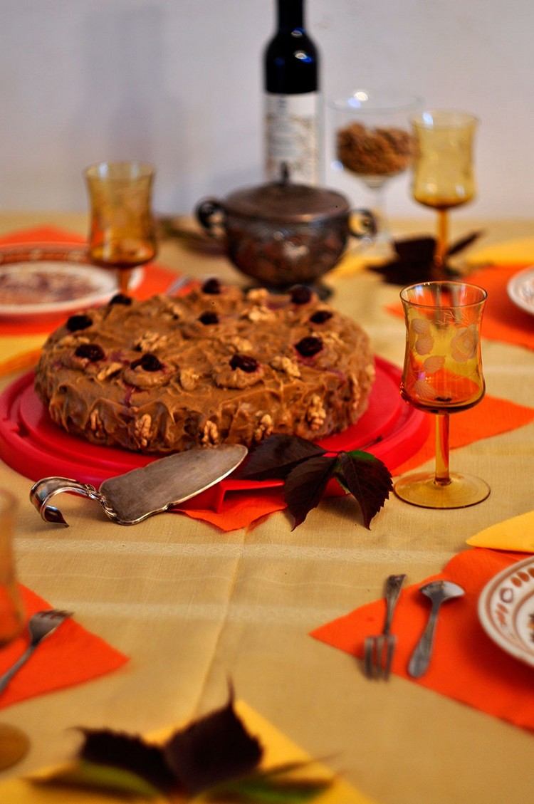 bordsdekoration-höst-idé-gul-bordsduk-orange-servetter-bruna-blad