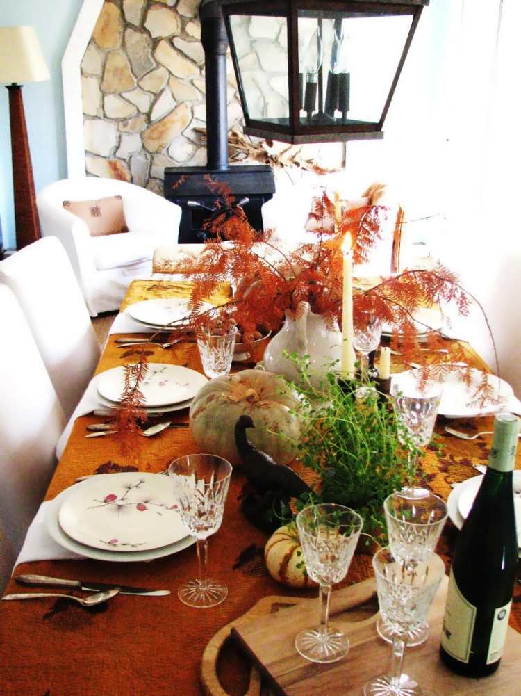 bordsdekoration-höst-hemlagad-modern-pumpa-växter-natur-material-rätter-glas-festlig