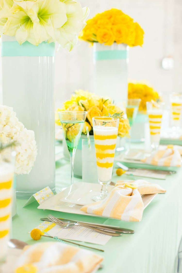 bordsdekorationer för bröllop gula ränder blommor servis