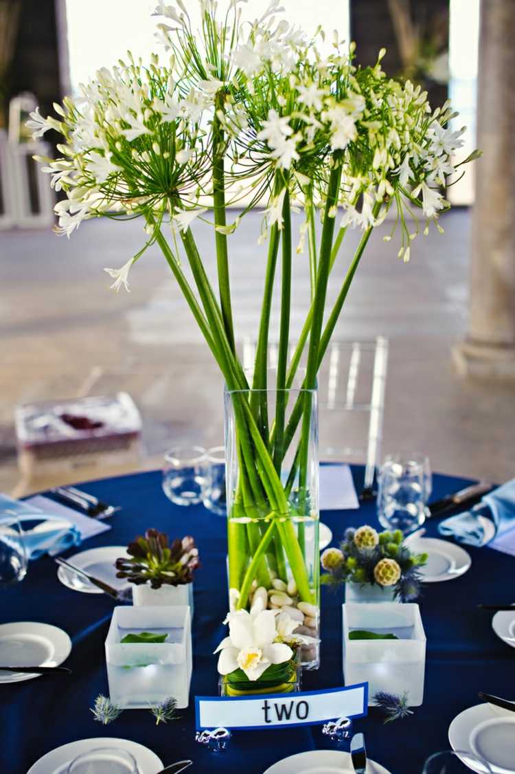bordsdekorationer för bröllopsblommor grön vit bordsduk blå orkidé