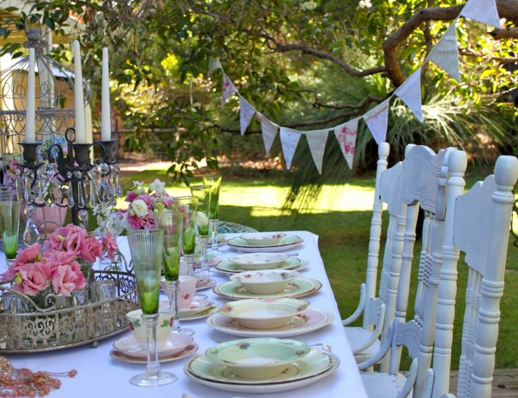 bordsdekorationer för bröllop vintage stil trä stolar ljusstake krans