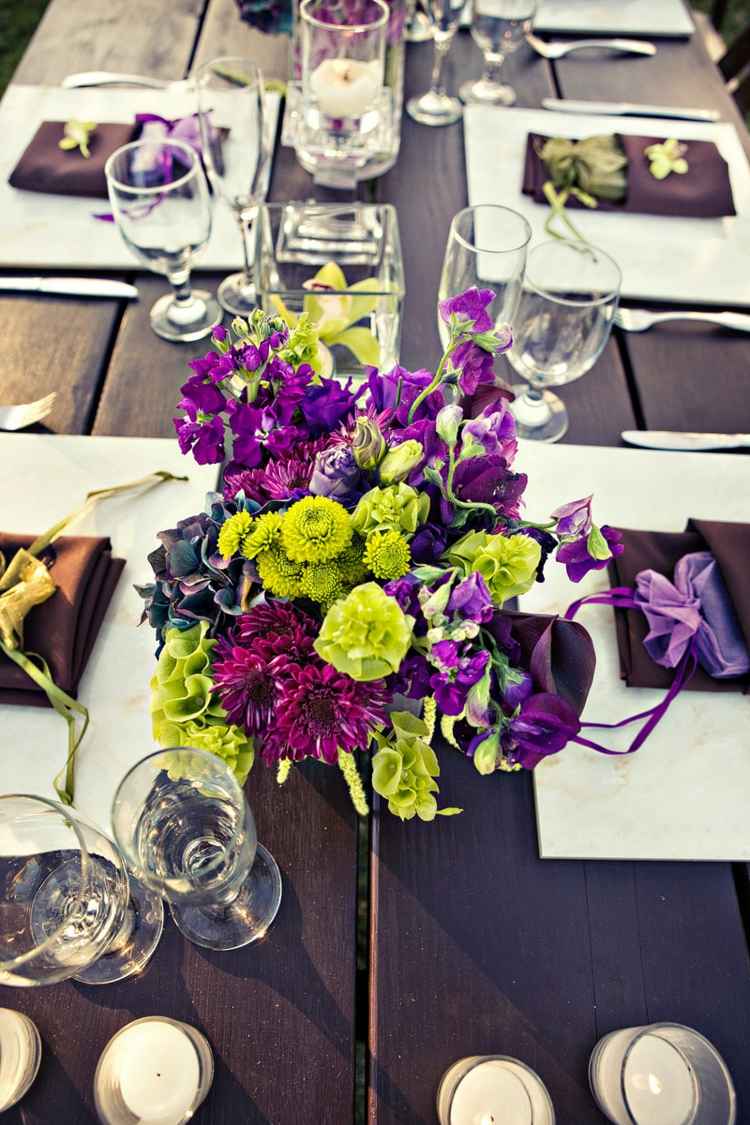 bordsdekoration för bröllopsblommarrangemang lila grönt träbord