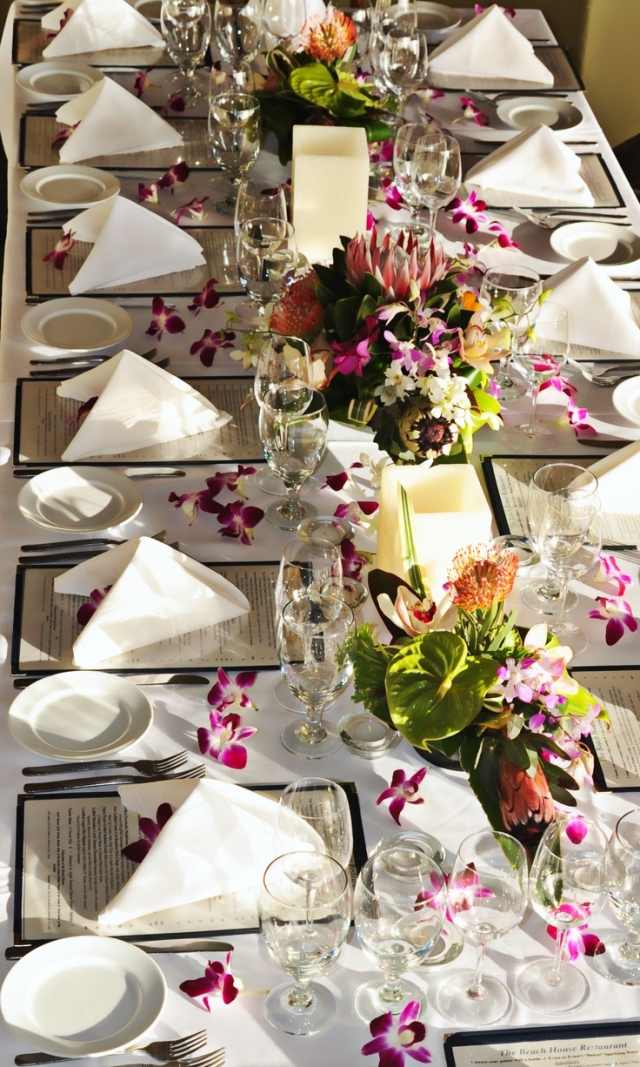 bröllop-bord-dekoration-idéer-exotiska-orkidéer-spridda