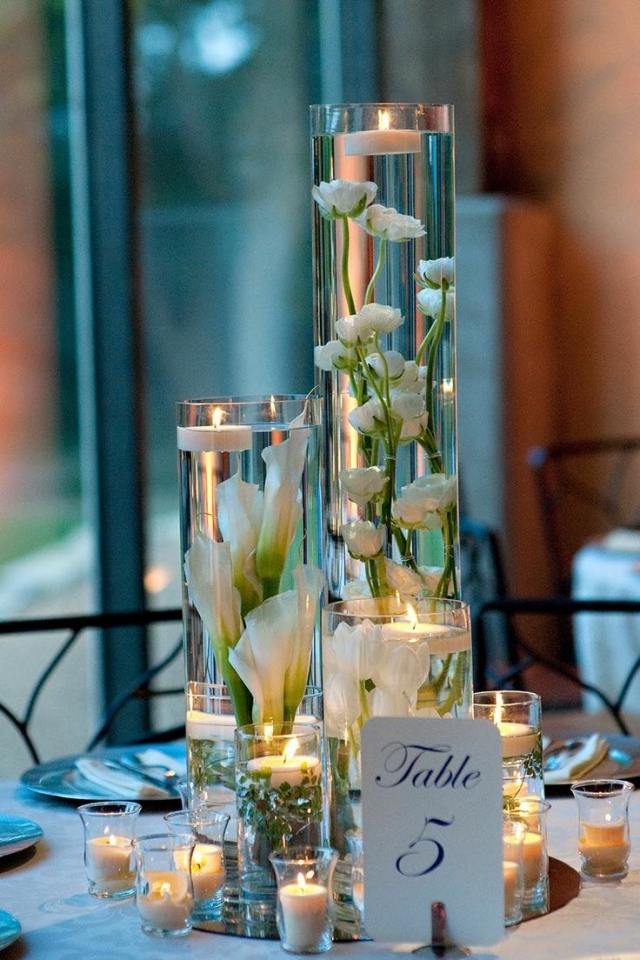 bröllop-bord-dekoration-idéer-ljus-höga-glas-vaser-ranunculus-zantedschien