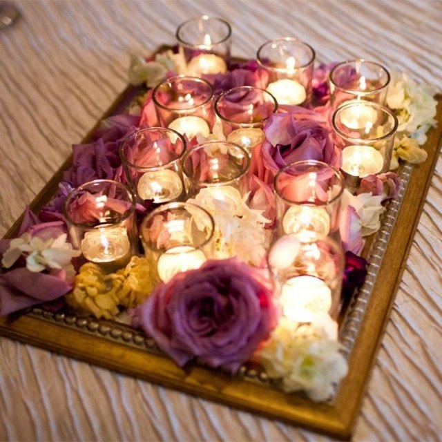 bröllop-bord-dekoration-idéer-bildramar-telys-blommor