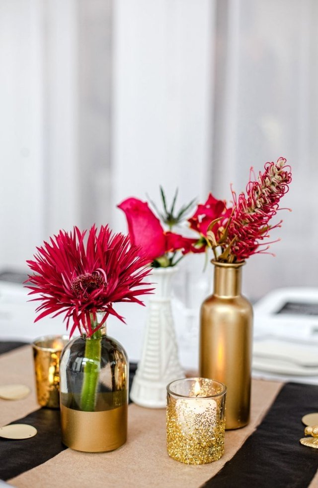 bröllop-bord-dekoration-idéer-blommor-glitter-guld-färg-vaser