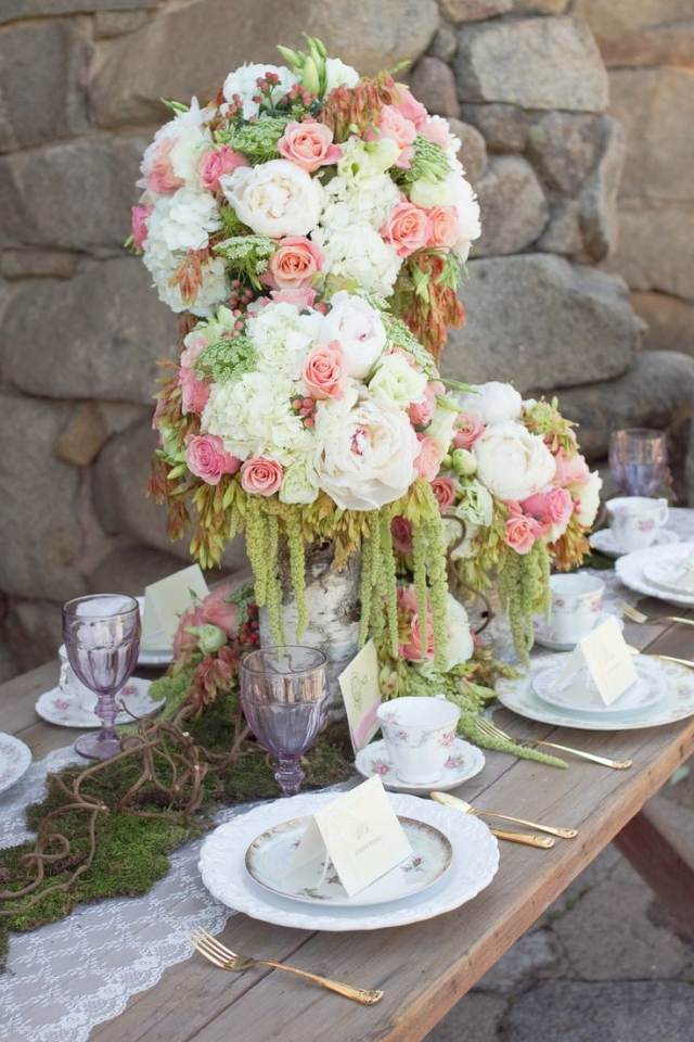 bröllop-bord-dekoration-idéer-blomma-bollar-rosor-vit-rosa-grön-mossa-bordslöpare
