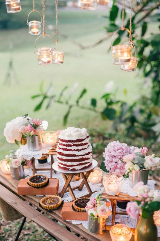 bröllop-bord-dekoration-idéer-trädgård-mottagning-hängande-ljusstakar