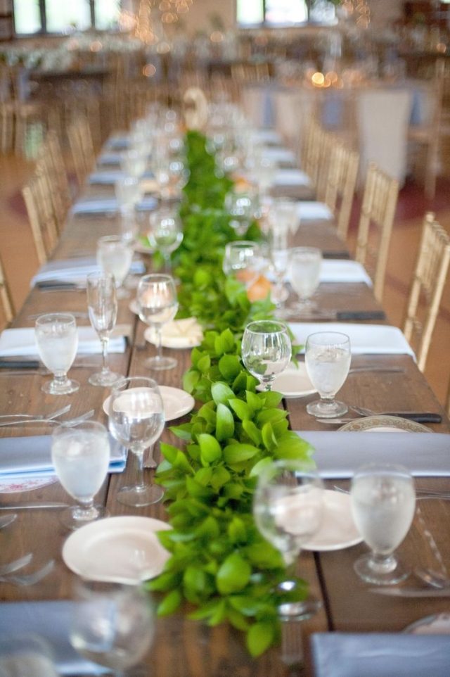 bröllop-bord-dekoration-idéer-krans-grönt-bord löpare