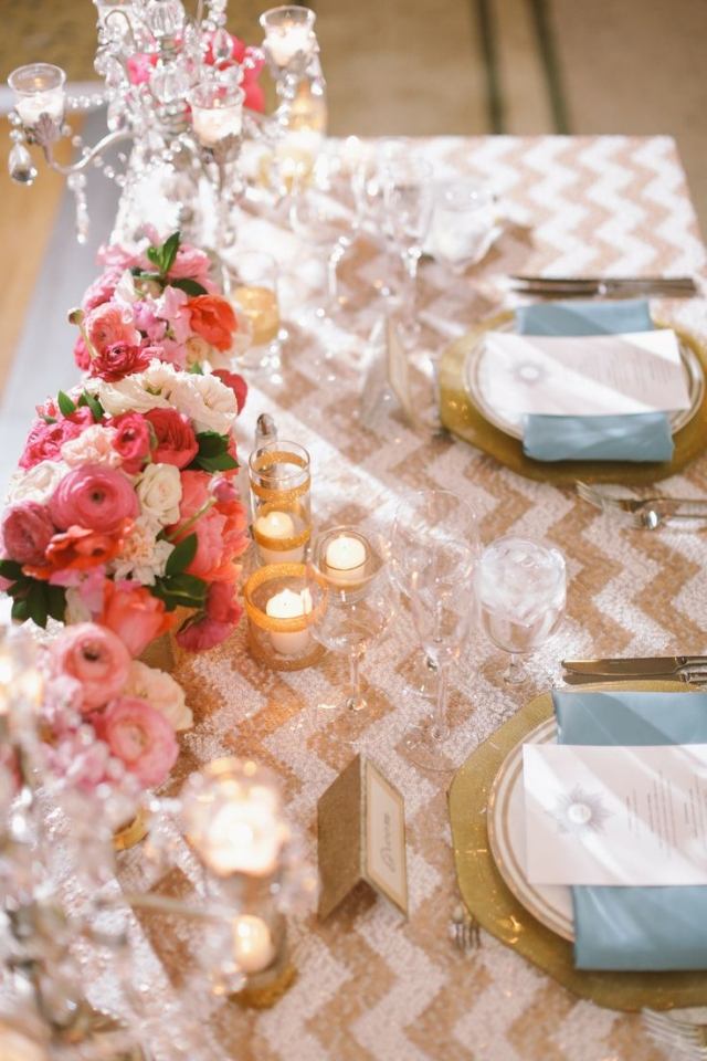 bröllop-bord-dekoration-idéer-guld-rosa-bordsduk-sicksack-mönster-levande ljus