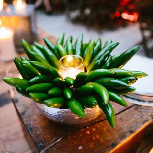 bröllop-bord-dekoration-idéer-grön-paprika-skål-ljus