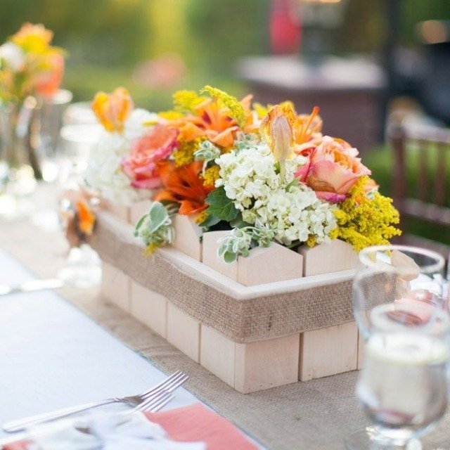 bröllop-bord dekoration-idéer-trälåda-blomsterarrangemang-jute band