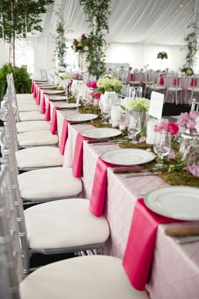 bröllop-bord-dekoration-idéer-mossa-bordslöpare-fuchsia-servetter