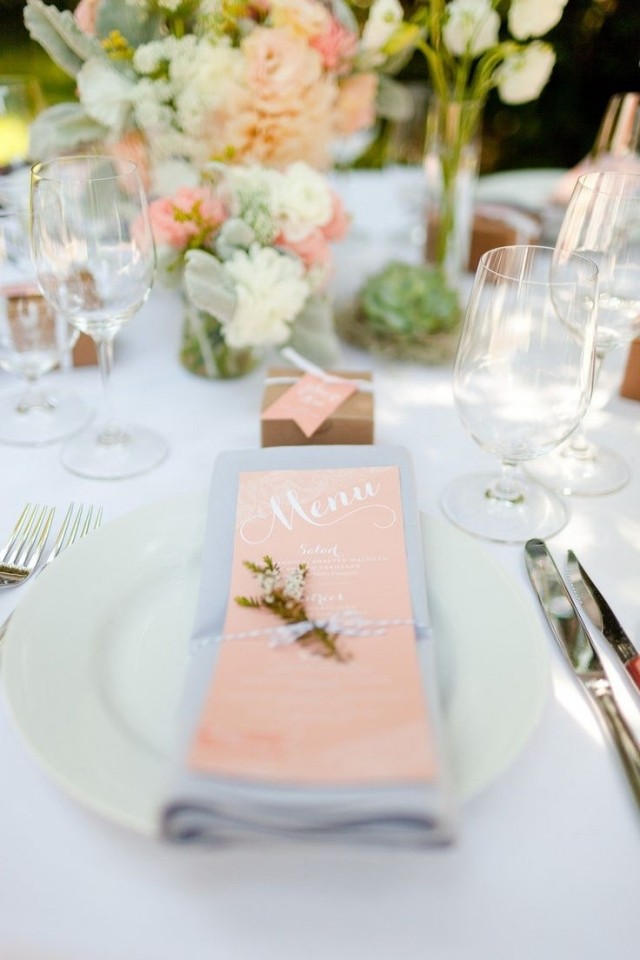 bröllop-bord-dekoration-idéer-persika-färg-meny-kort
