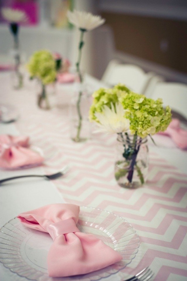 bröllop-bord-dekoration-idéer-rosa-band-servett-hortensia