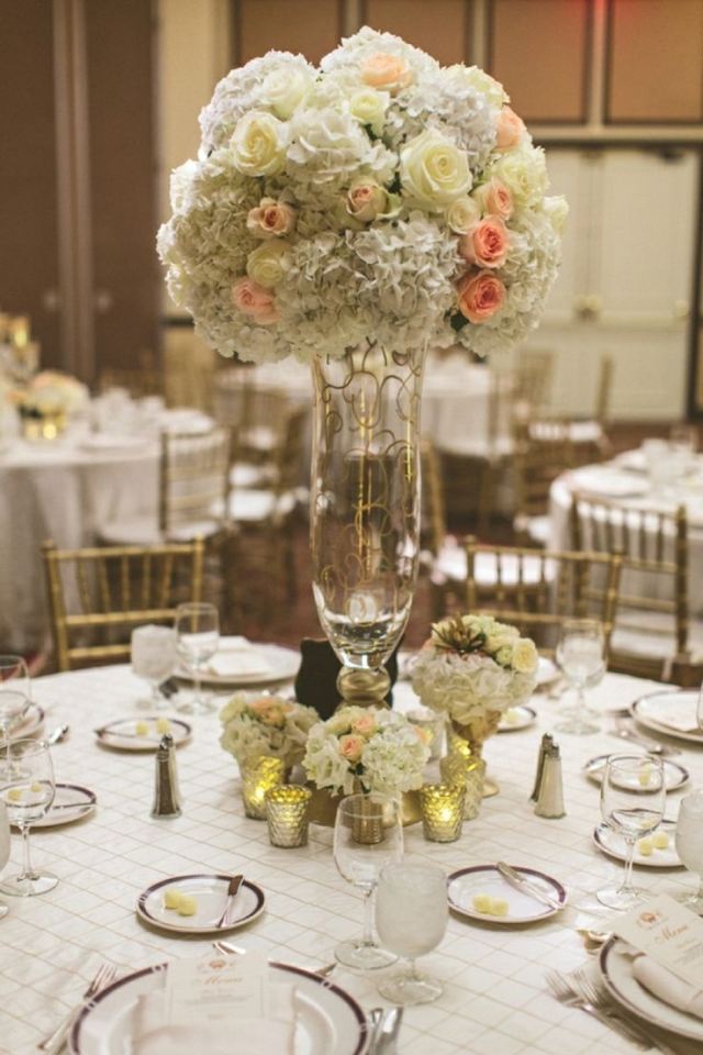 bröllop-bord-dekoration-idéer-rosor-hortensia-levande ljus