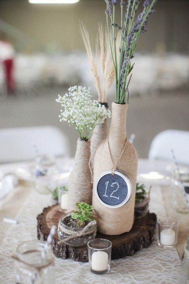 bröllop-bord-dekoration-idéer-rustik-stil-trä-skiva-vaser