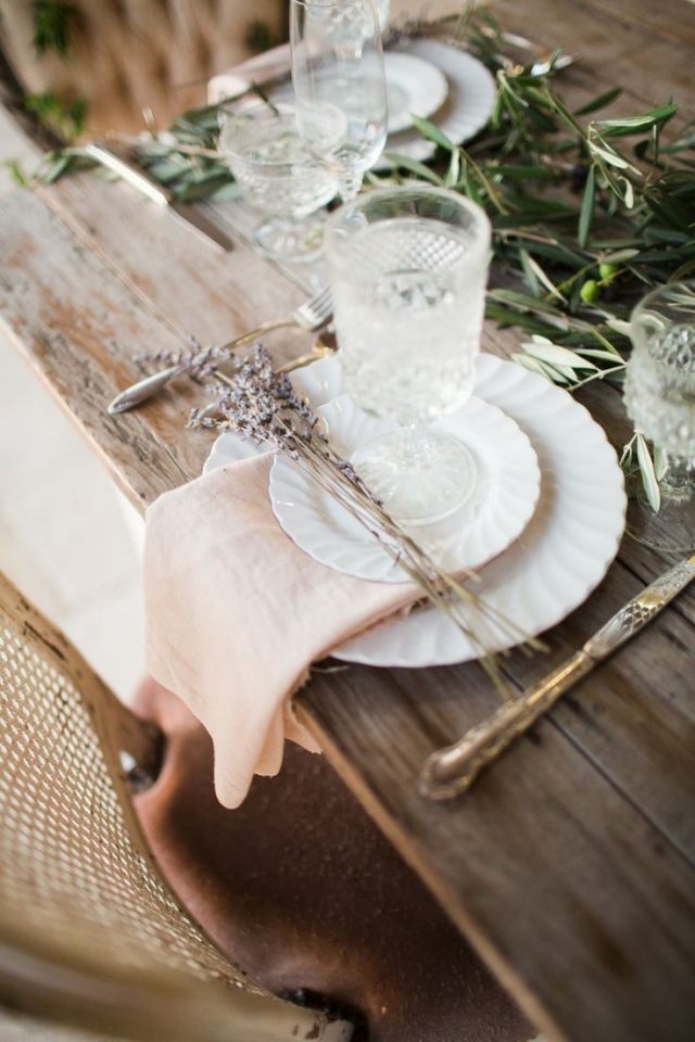 bröllop-bord-dekoration-idéer-rustika-olivträd grenar