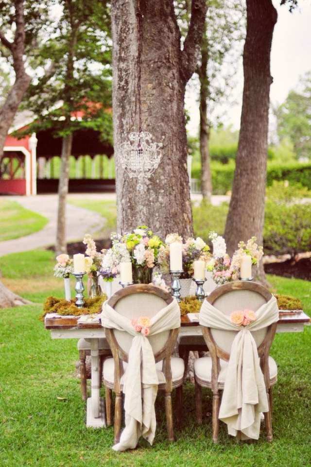 bröllop-bord-dekoration-idéer-skog-country-stil-mossa-ljus