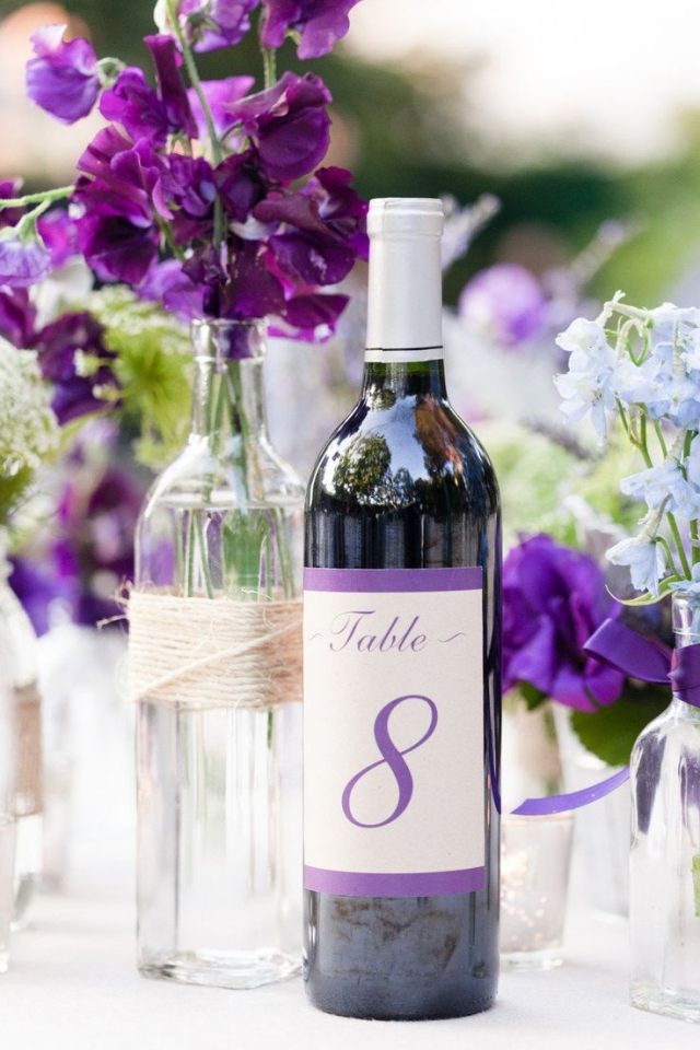 bröllop-bord-dekoration-idéer-vin-flaska-bord-nummer-lila