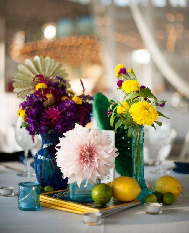 bröllop-bord-dekoration-idéer-dahlior-citron-limefrukter