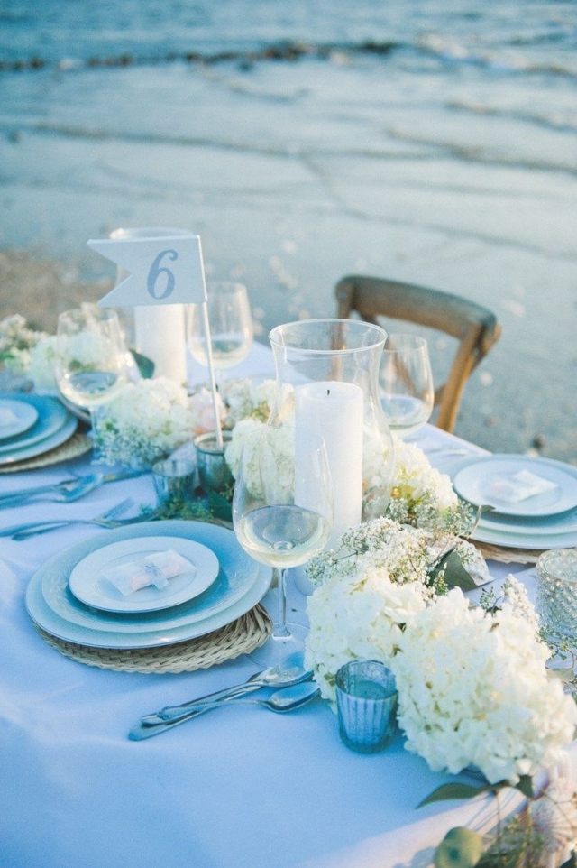 bröllop-bord-dekoration-idéer-vit-hortensia-ljus-blå-filt-rätter