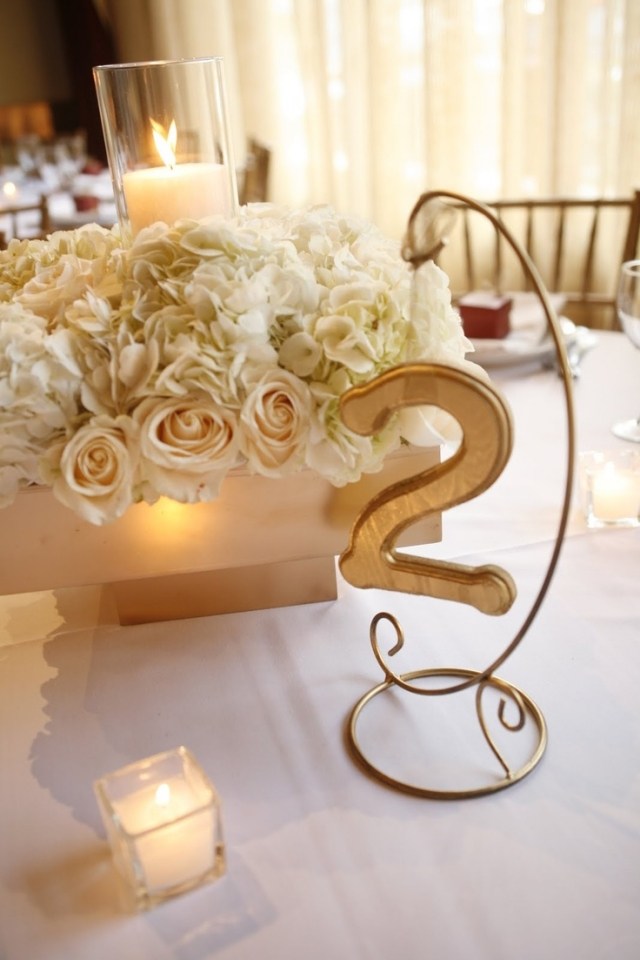 bröllop-bord-dekoration-idéer-vita-rosor-hortensia-ljus-gyllene-siffror
