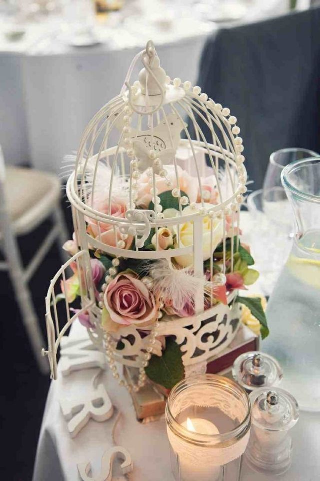 bröllop-bord-dekoration-idéer-vit-fågel-bur-ros-fjädrar