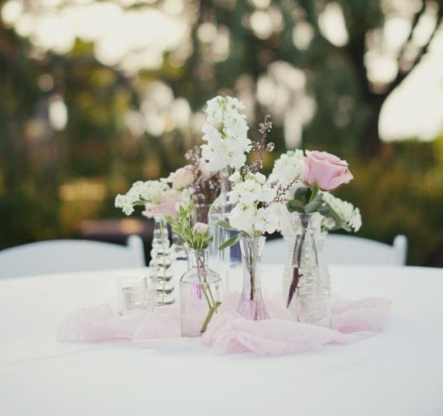 bröllop-bord-dekoration-idéer-mjuka rosa-vita-glasflaskor