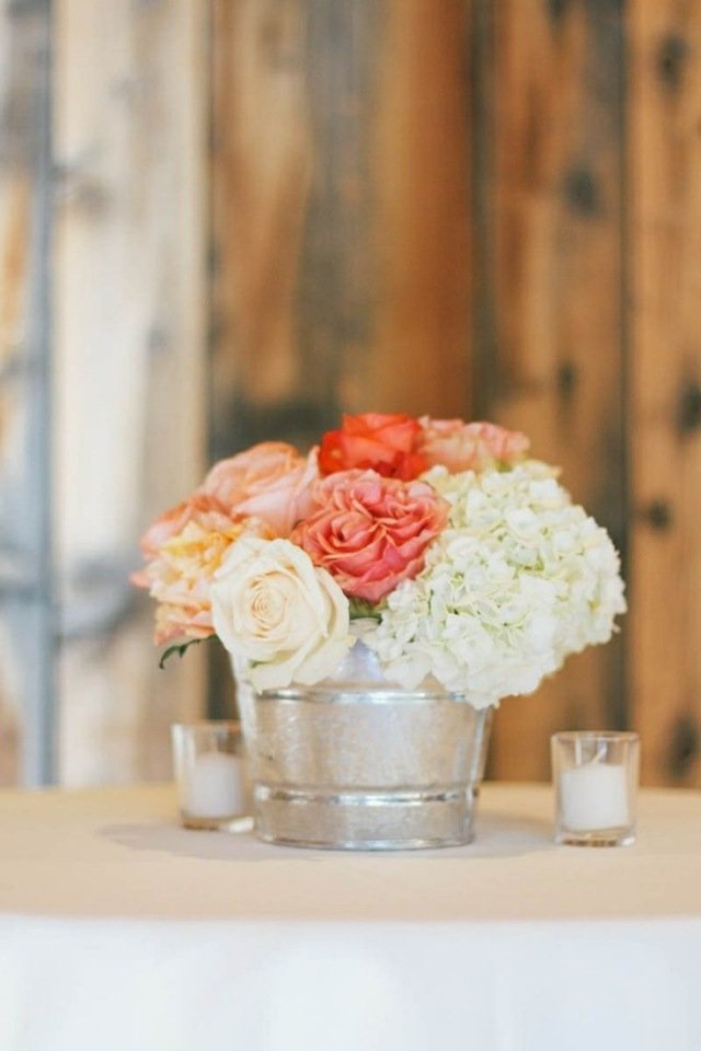 bordsdekoration-bröllop-blommor-metall-hinkar