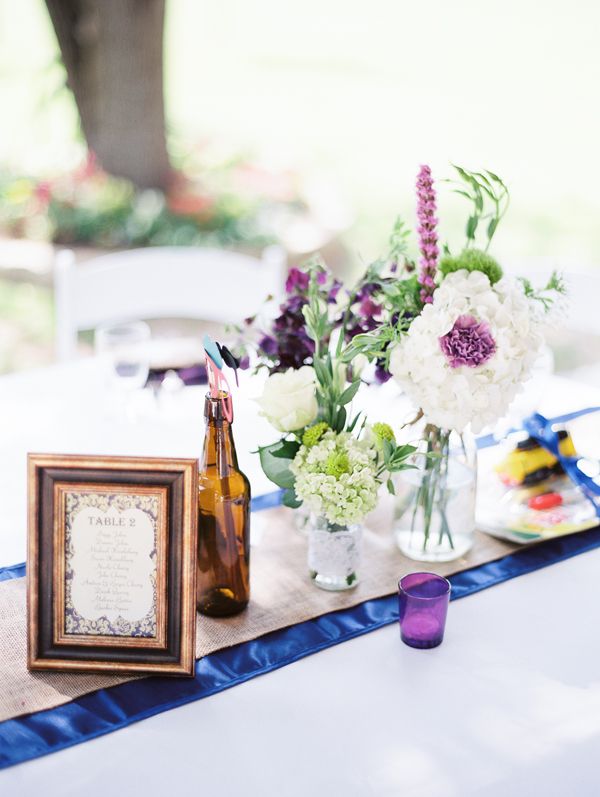 bord-dekoration-bröllop-idéer-bild-ram-bord-nummer-gamla-glas-flaska-vaser