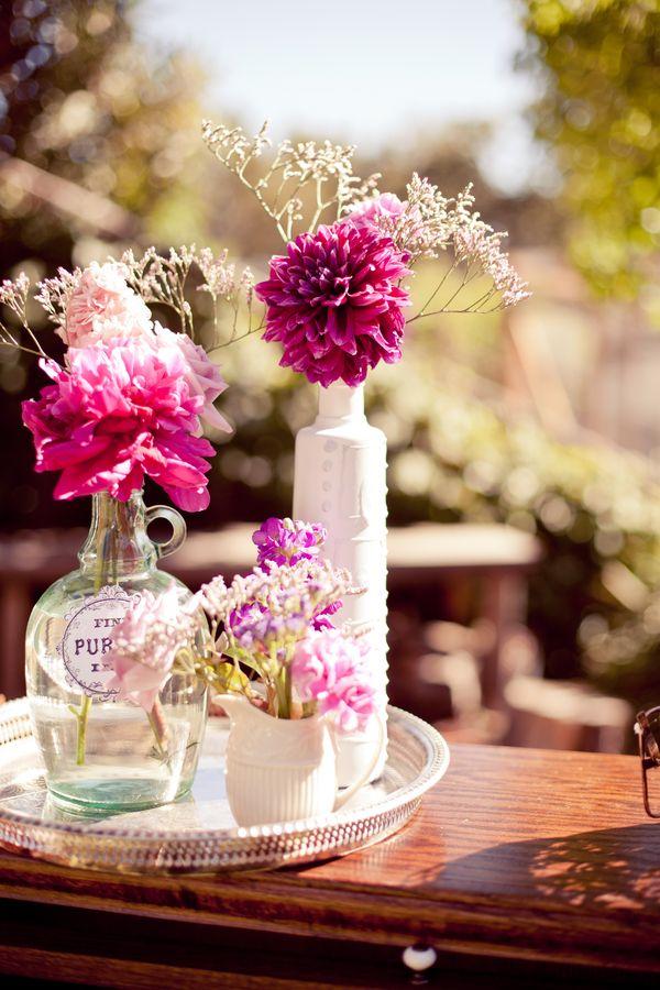 bordsdekoration-bröllop-idéer-blommor-fuchsia-vit-ton