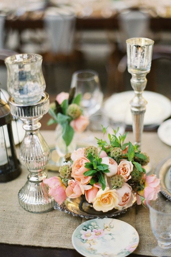 bordsdekoration-bröllop-idéer-blomsterarrangemang-silver-ljusstake-jute-bordslöpare
