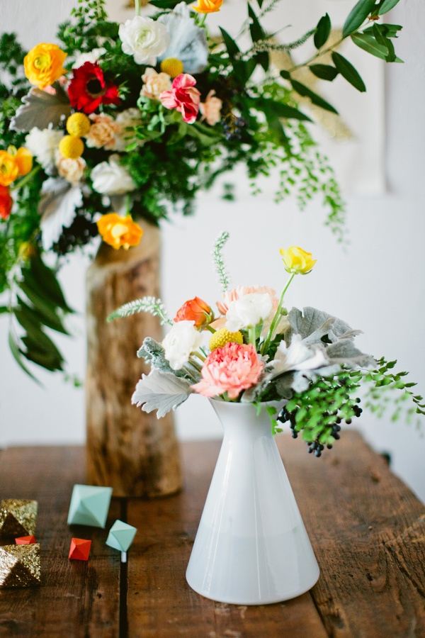 bordsdekoration-bröllop-idéer-blommor-porslin-kruka-vas