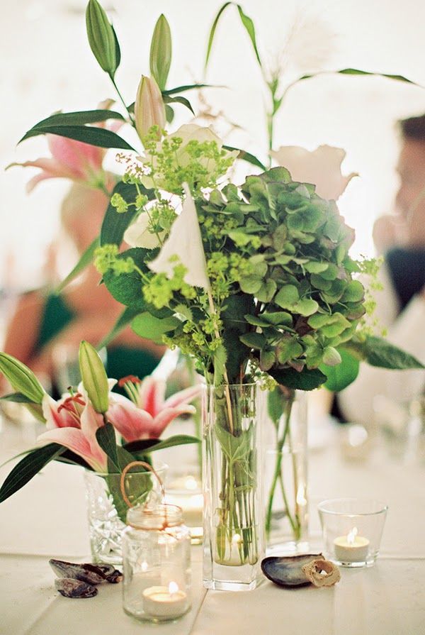 bordsdekoration-bröllop-idéer-blommor-rosa-liljor-grönt