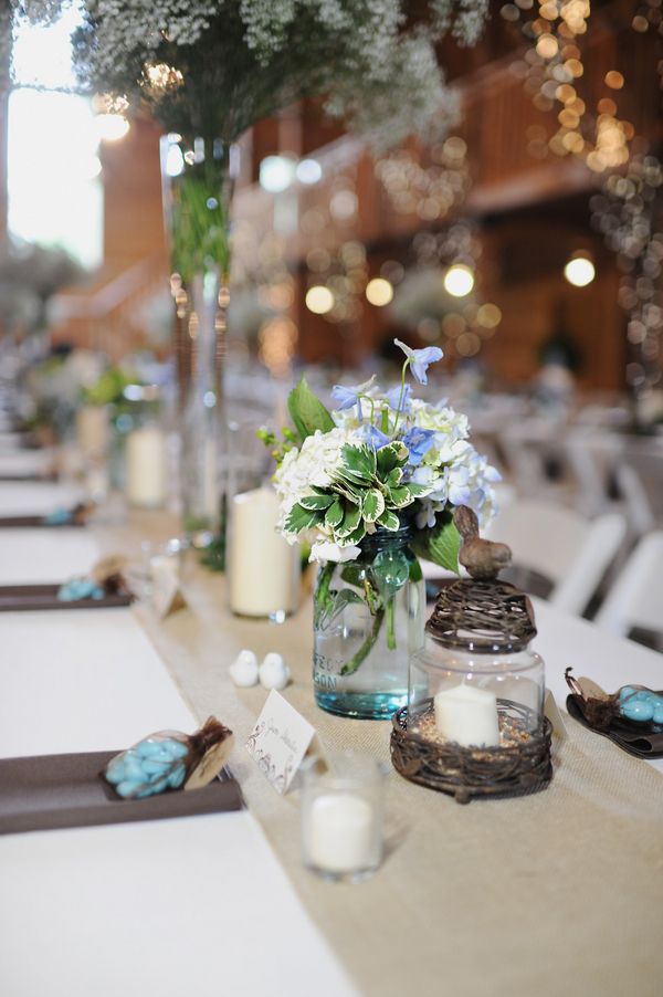 Bordsdekoration för bröllop-idéer-blommor-rustik-ljusstake-ängsblommor