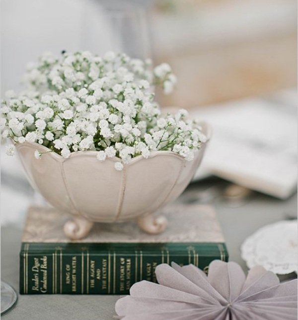 Bordsdekoration för bröllopsidéer-blommor-gypsophila-skål-bok