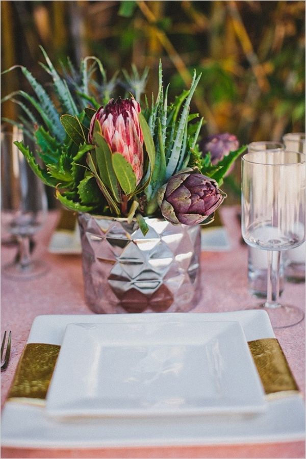 bordsdekoration-bröllop-idéer-blommor-saftiga-kronärtskockor