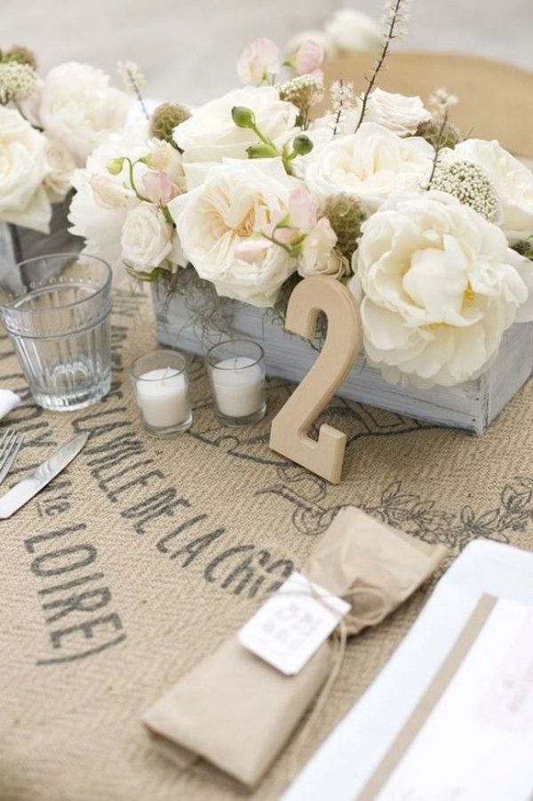 bordsdekoration-bröllop-idéer-blommor-vintage-stil-vita-blommor-jute-duk