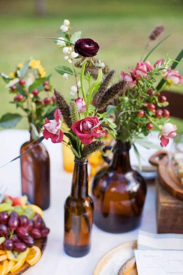 bordsdekoration-bröllop-idéer-brun-glas-flaska-vaser