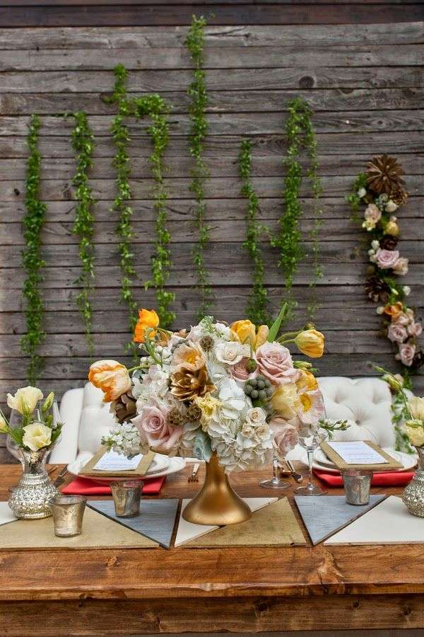 bordsdekoration-bröllop-idéer-mottagning-trädgård-blomsterarrangemang-kransar-grönt