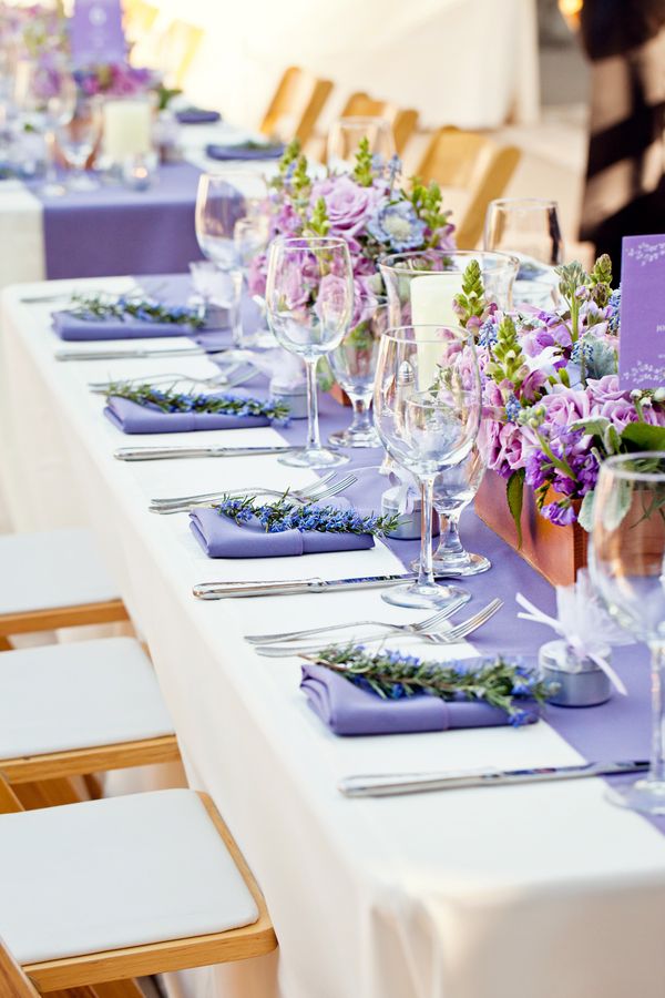 Bordsdekoration för bröllopsidéer-lila-färg-bordslöpare-servetter